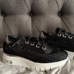 Softwaves Black Sneaker